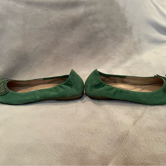 Earth Green Suede Flats with Cutout Bow – Size 8.5 – Like New - Picture 6 of 7